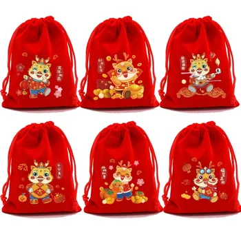 24 нови анимационни дракон pattern Fu bag бонбони закуски и изискани подаръци червено кадифе чанта за съхранение малка тъканно чанта