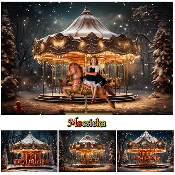 Коледен увеселителен парк Mochicka, Въртележка, на фона на детската портретна фотография, на Зимна гора, декорация във формата на снежинки, банер