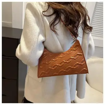 Универсален модерен минималистичная чанта на райе на веригата за жени, новият нишевый дизайн, чантата за телефона на едно рамо, чанта под мишниците